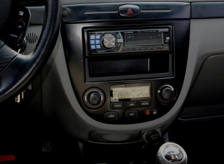 Рамка переходная в CHEVROLET Lacetti 2004-2013; Nubira, Optra 2004-2008; Aveo 2004-2006/ SUZUKI Forenza, Verona 2004-2008/ DAEWOO Gentra 2013-2015 для дисплея 9 дюймов (хэтчбэк-вагон/с климат-контролем)