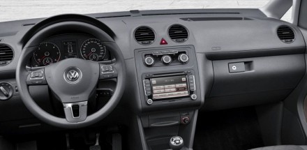 Volkswagen_Caddy_Minivan_2010._1jpg.jpg